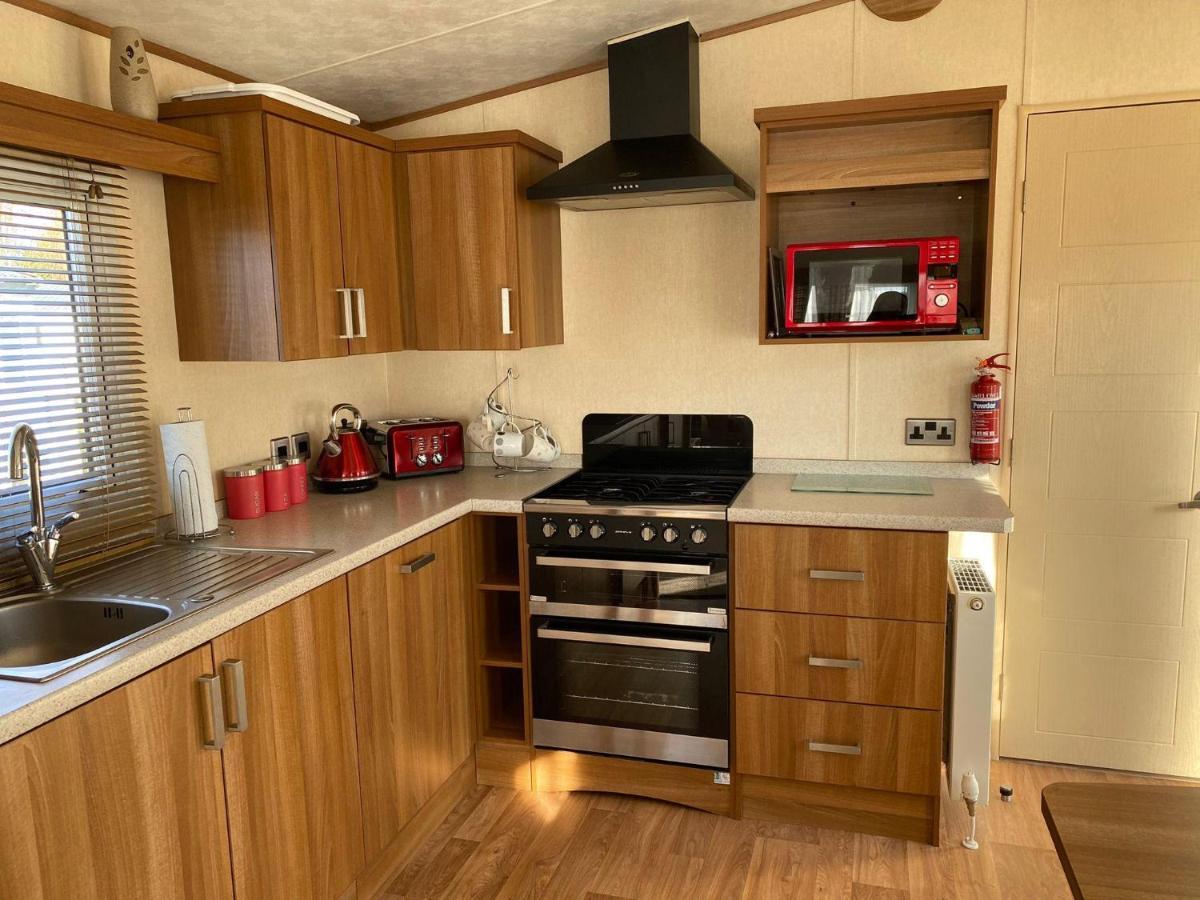 6 Berth Caravan With Decking At Manor Park In Hunstanton Ref 23017H Ngoại thất bức ảnh