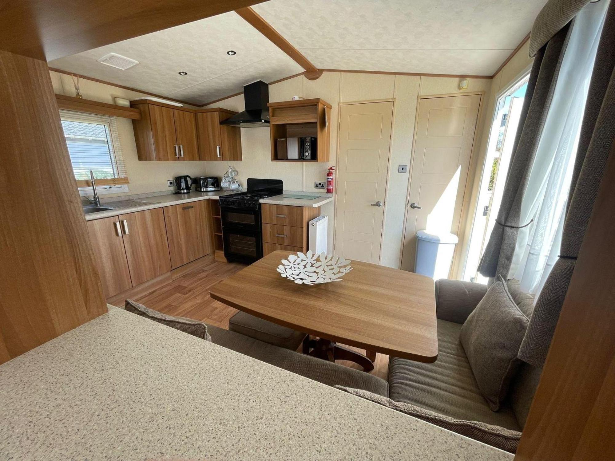 6 Berth Caravan With Decking At Manor Park In Hunstanton Ref 23017H Ngoại thất bức ảnh